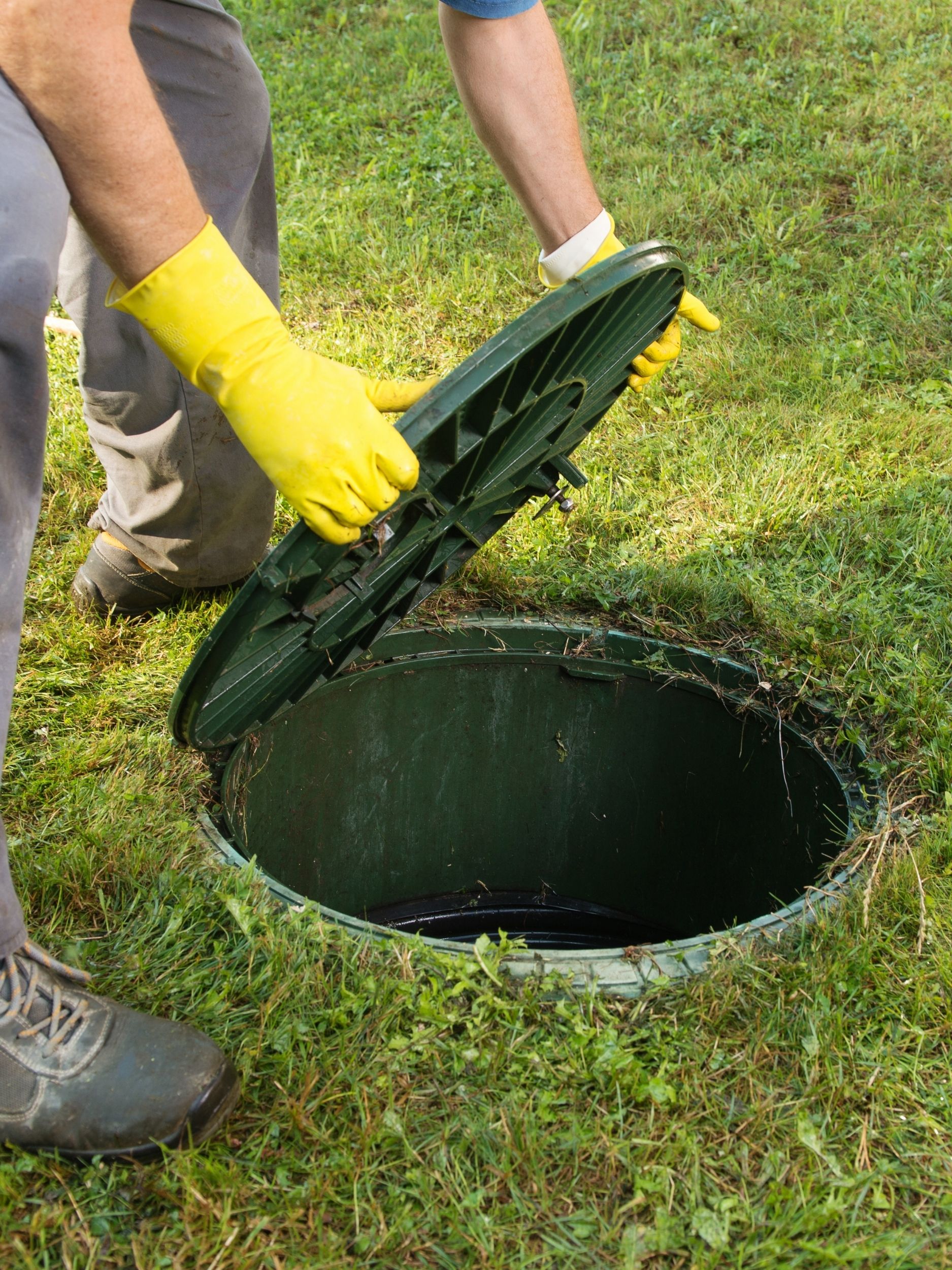 Champ d’épuration en construction avec drain noir en sol argileux au Québec