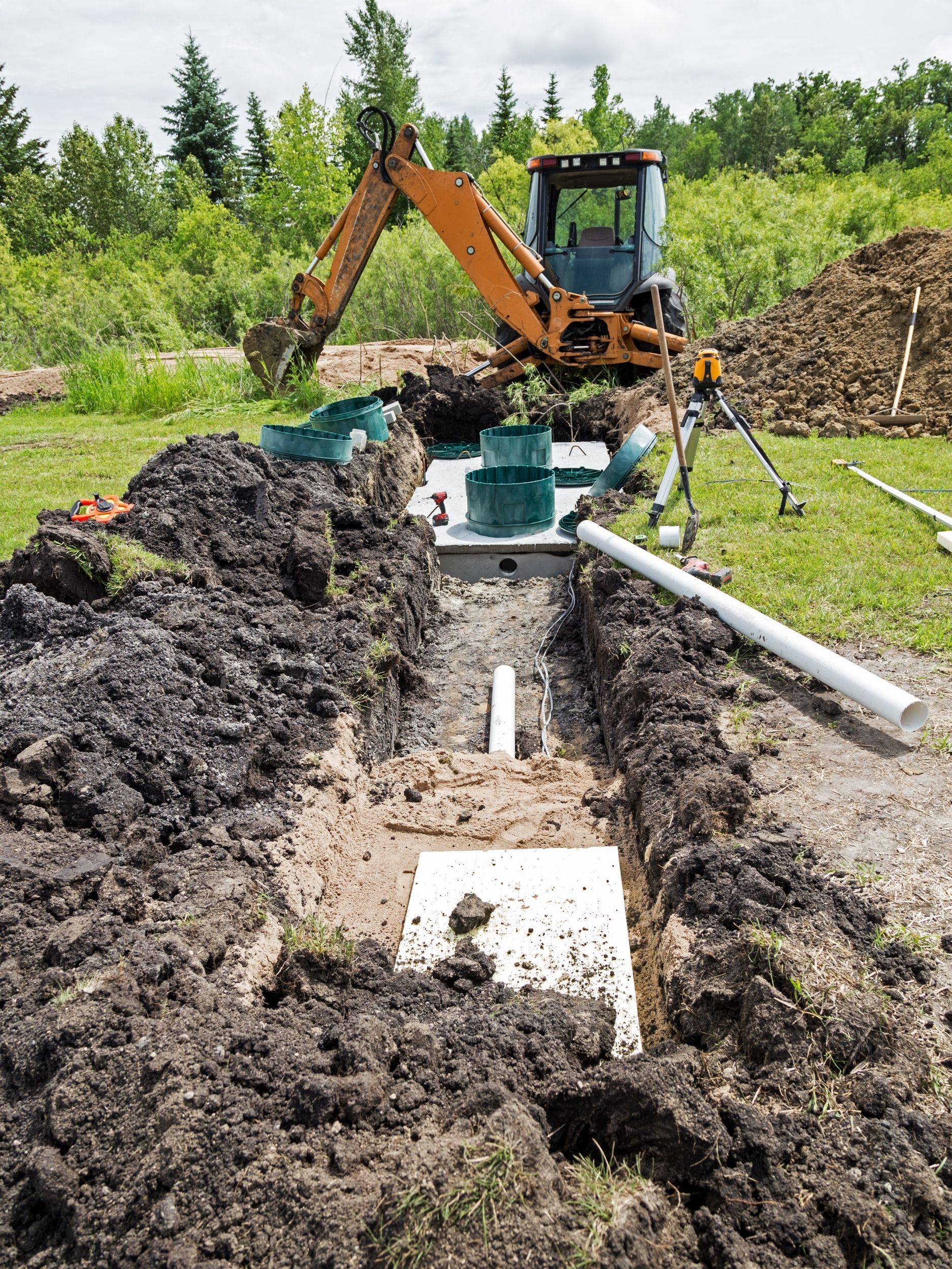 Inspection et ouverture de fosse septique en terrain gazonné au Québec