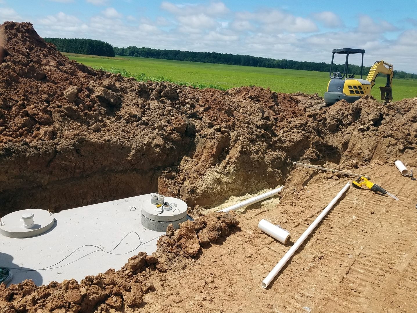 Travaux d’aménagement terminés pour un champ d’épuration résidentiel au Québec