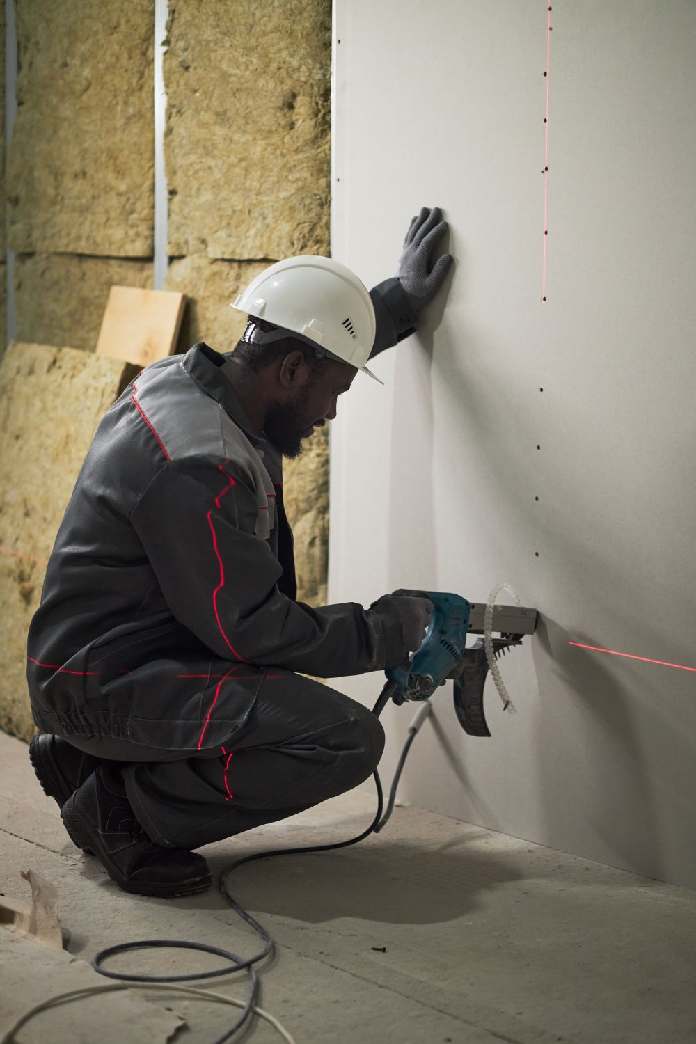 chantier de construction avec installation de gypse au Québec