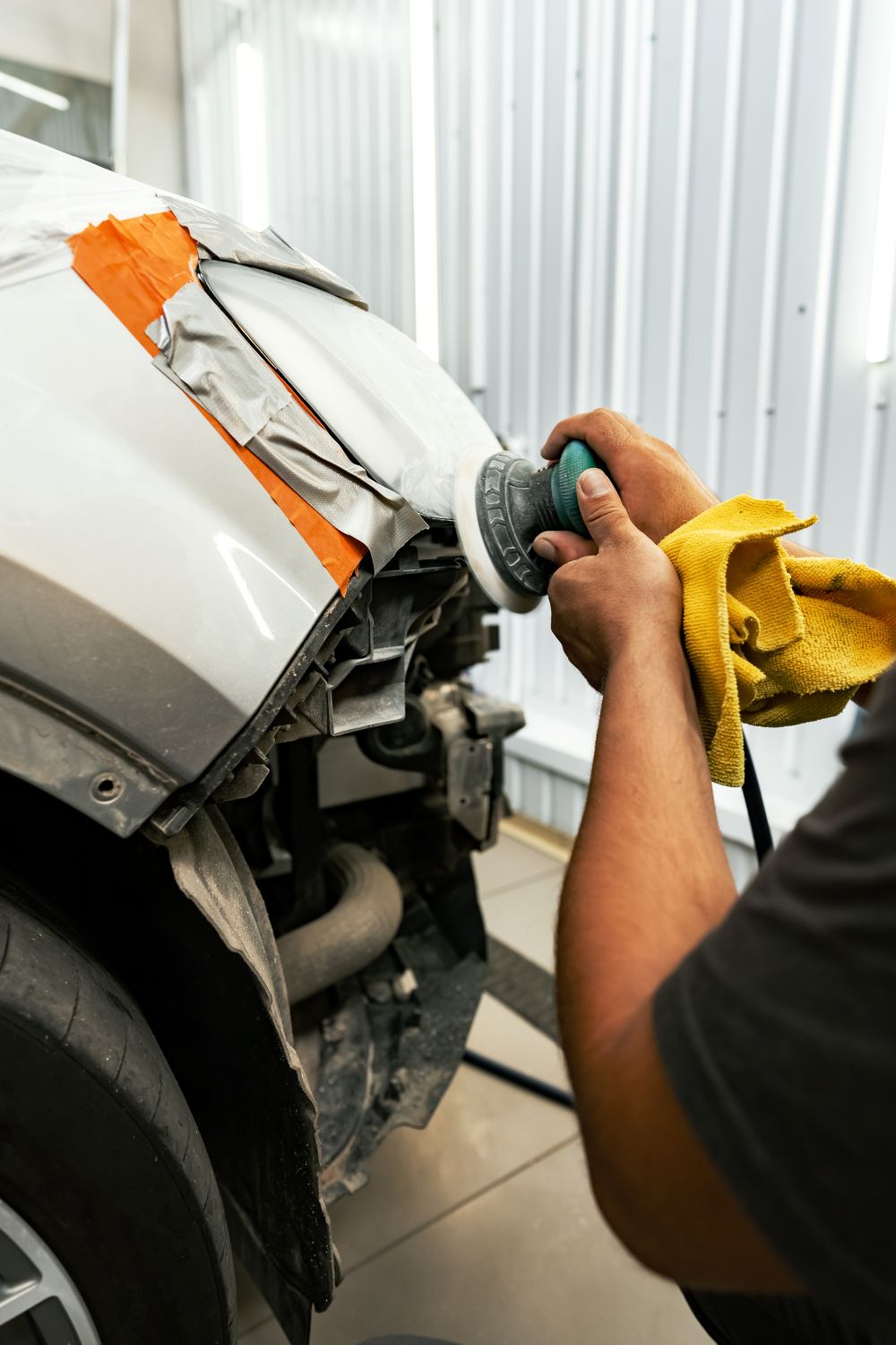 Masquage et préparation de carrosserie avant peinture dans un atelier au Québec