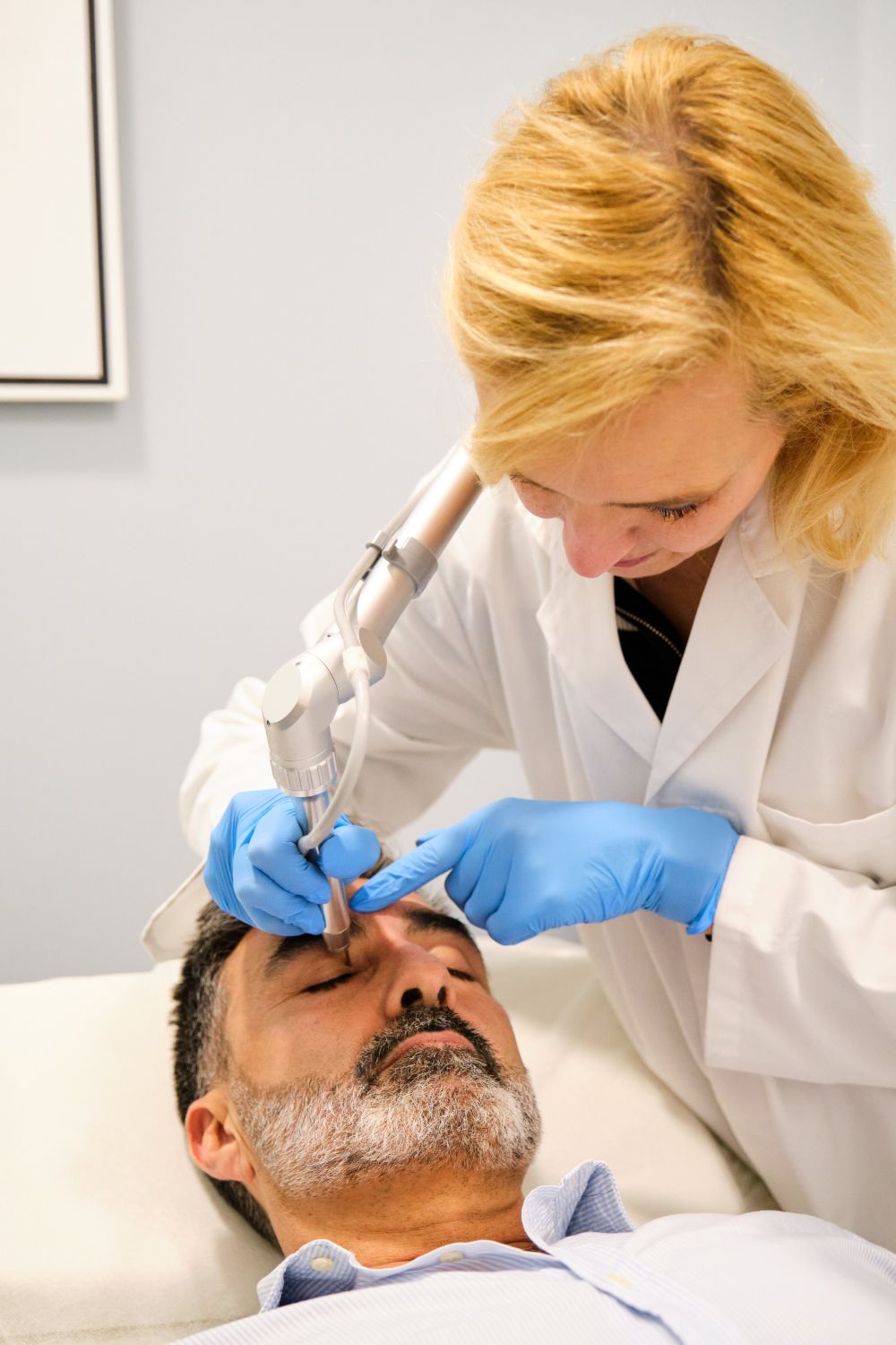 Traitement laser réalisé autour des yeux par une professionnelle en médico-esthétique au Québec.