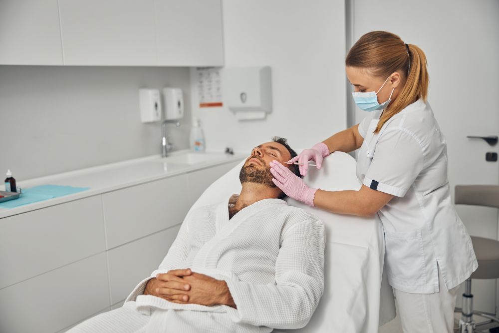 Soin esthétique du visage chez un homme en clinique médico-esthétique au Québec.