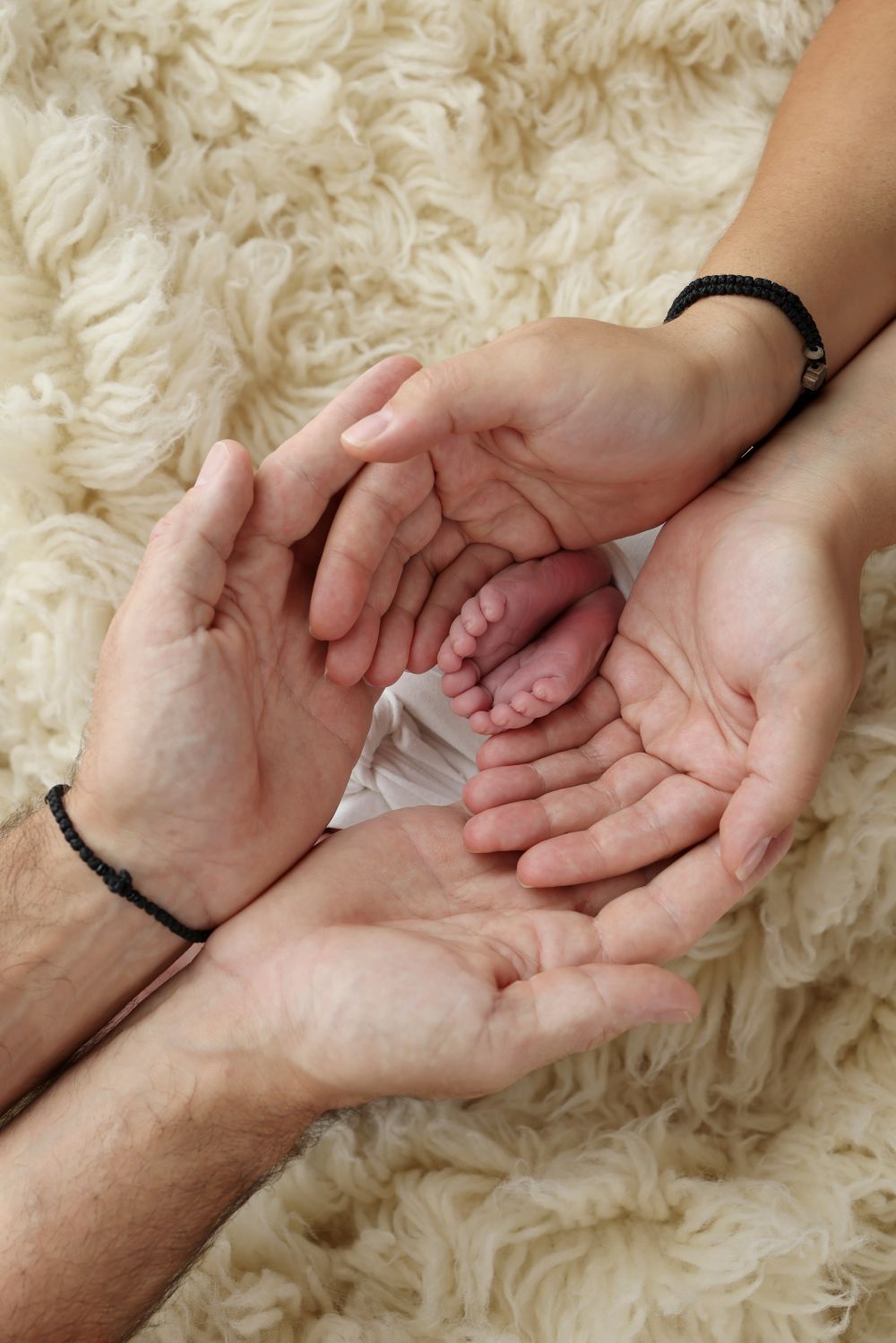 Séance photo nouveau-né et famille avec focus sur les mains et les pieds – photo tendre au Québec