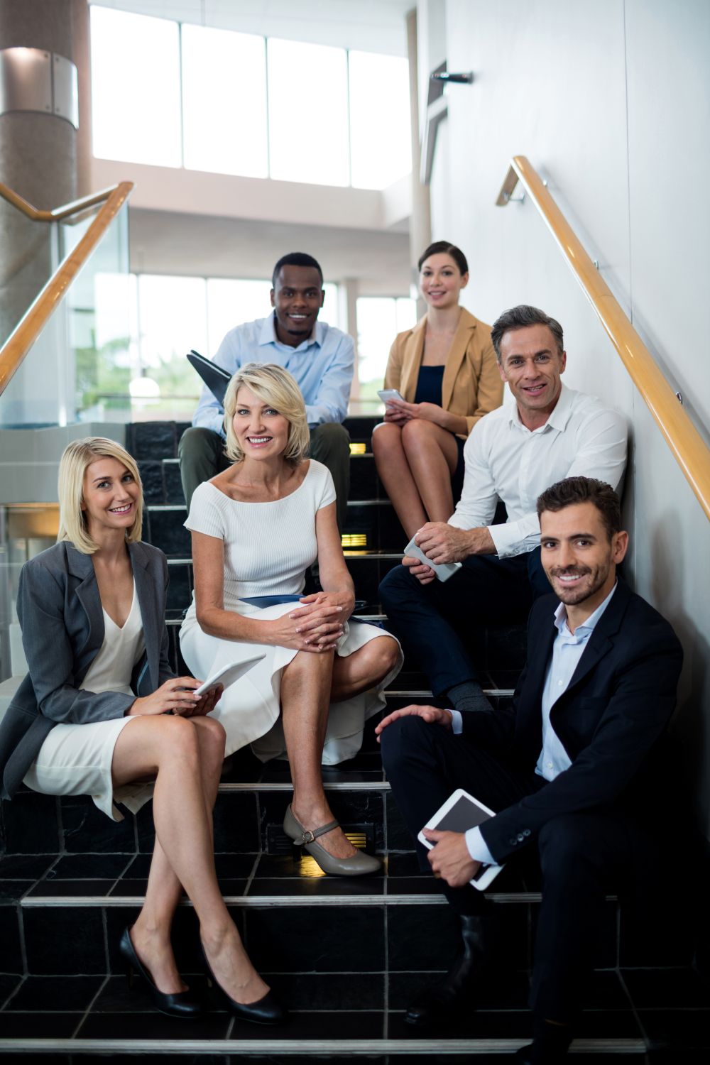 Portrait d’équipe corporative dans un escalier lumineux – photographie d’entreprise au Québec
