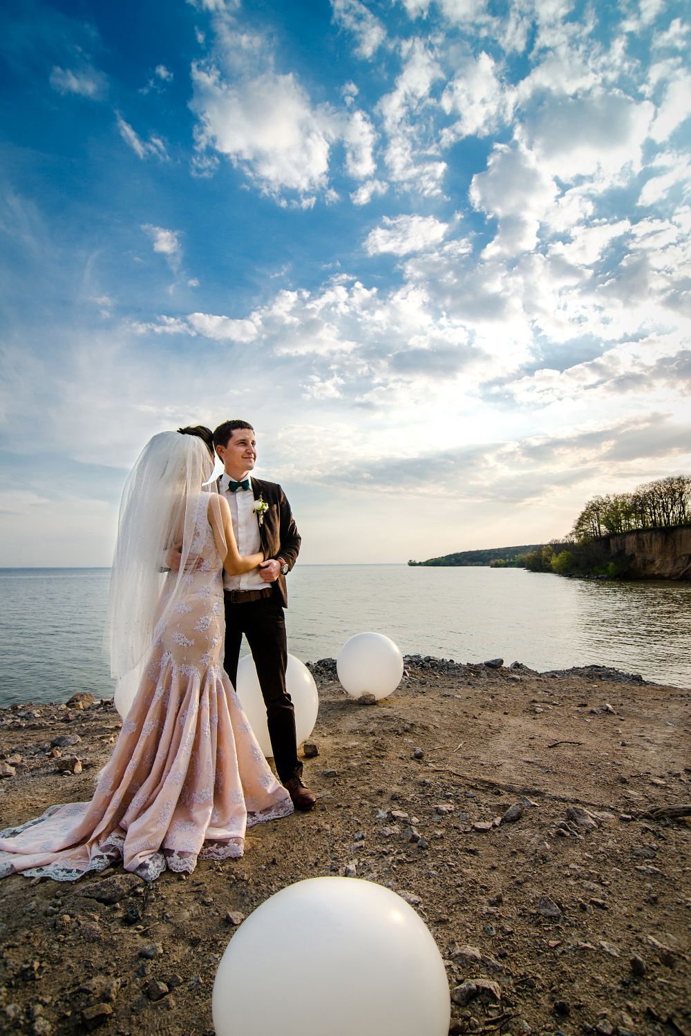 Séance photo de mariage romantique en extérieur au Québec, au bord de l’eau