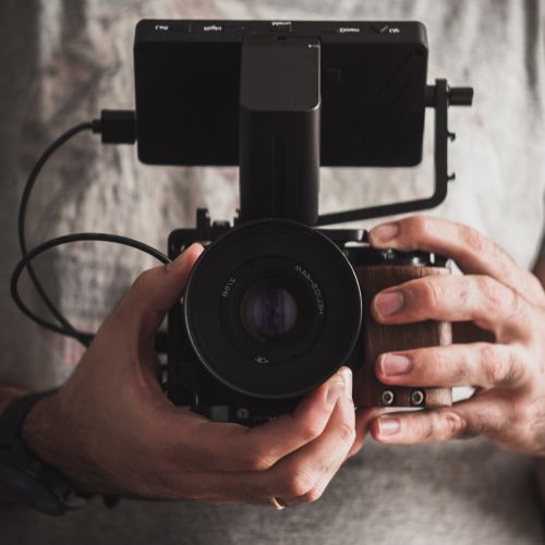 Photographe professionnel tenant une caméra en gros plan – équipement de qualité au Québec