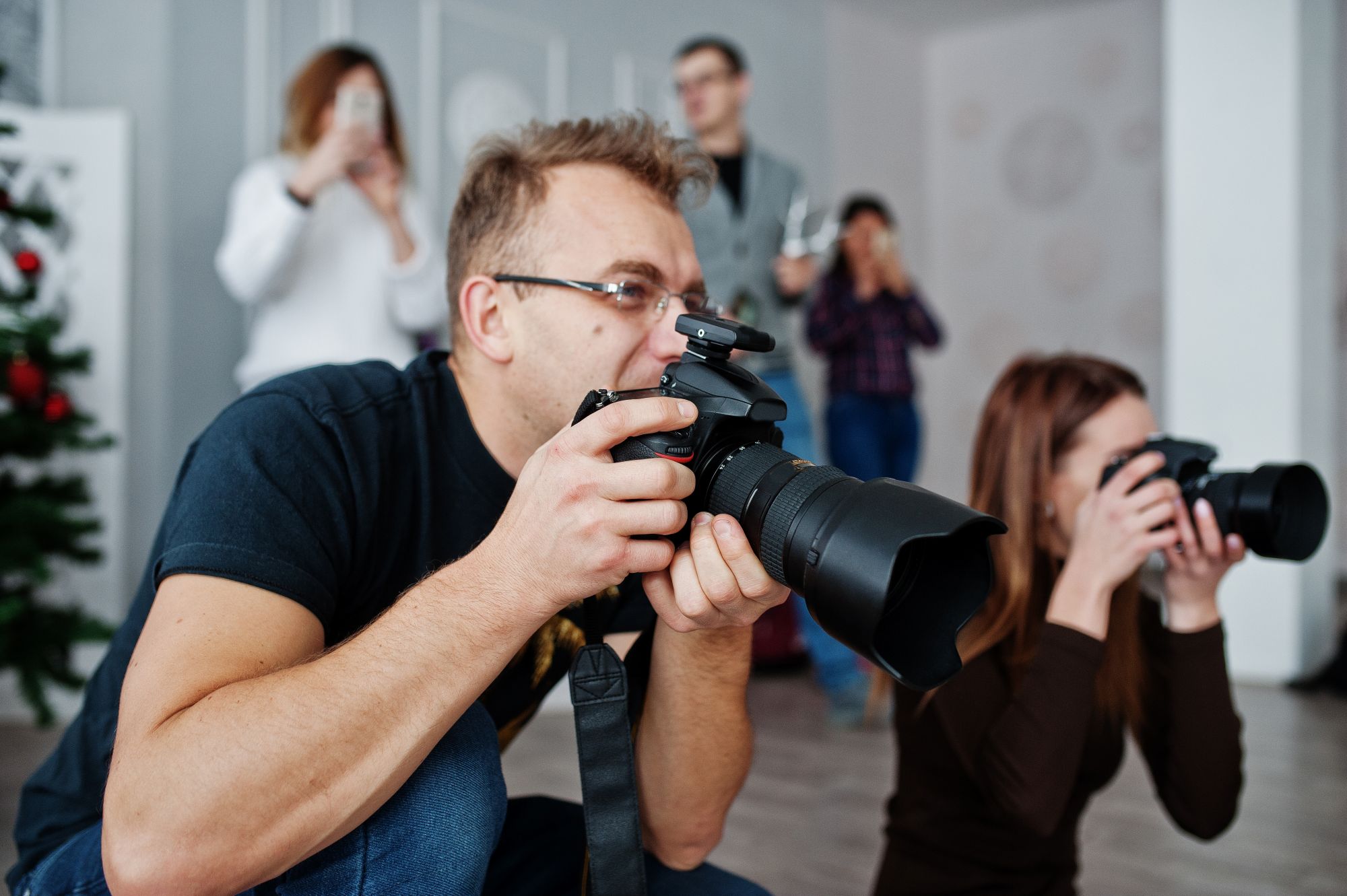 Photographes professionnels capturant des moments en intérieur lors d’un événement au Québec